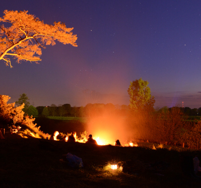 Trommelkreis am Lagerfeuer